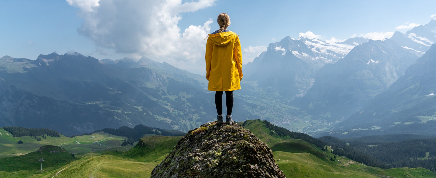 Frau schaut auf Berglandschaft